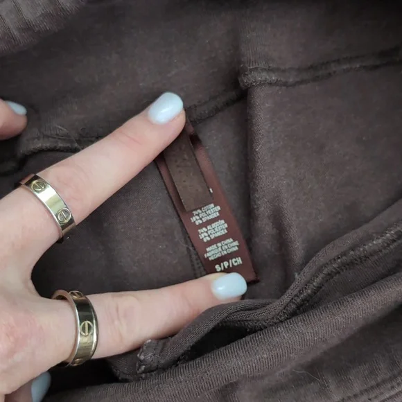 SKIMS Outdoor High-Waisted Banded Legging - Picture 3 of 5